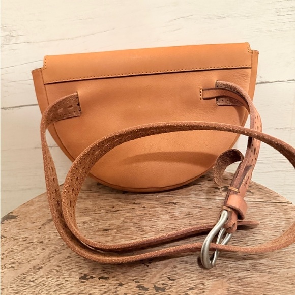NWOT Frye Half Moon Belt Bag - Saddle Brown - Size Small/Medium - Picture 2 of 6